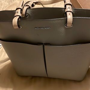 Michael Kors Medium-pocket tote. Leather